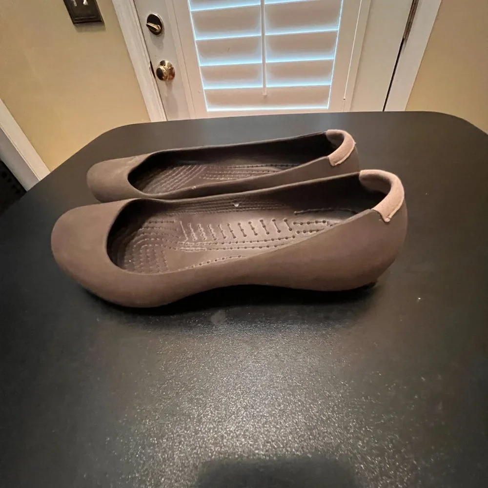 Crocs size 9 brown flats